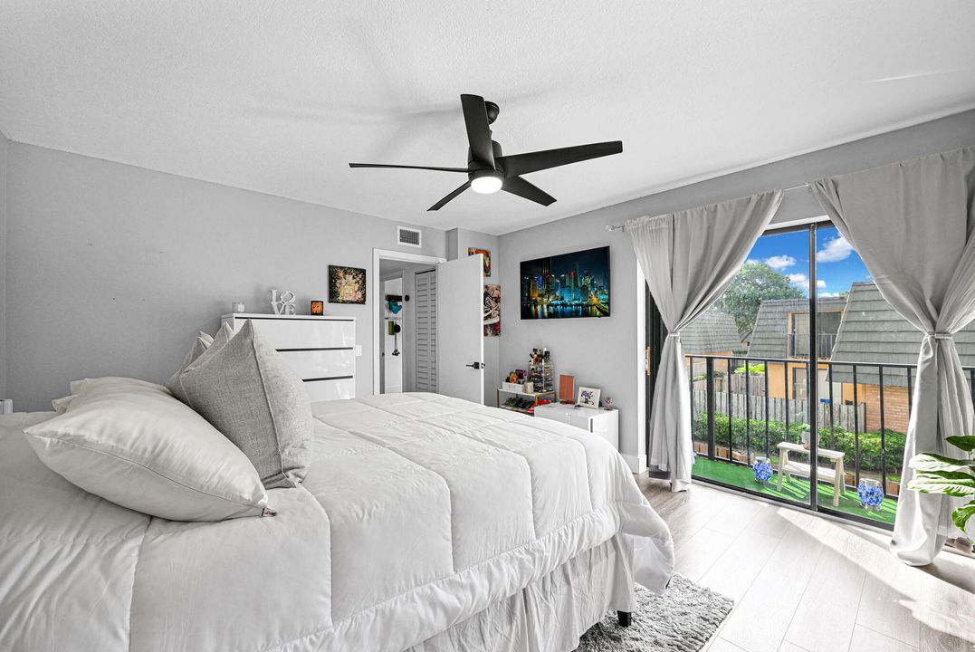 合同活跃: $309,999 (2 贝兹, 2 浴室, 1236 平方英尺)