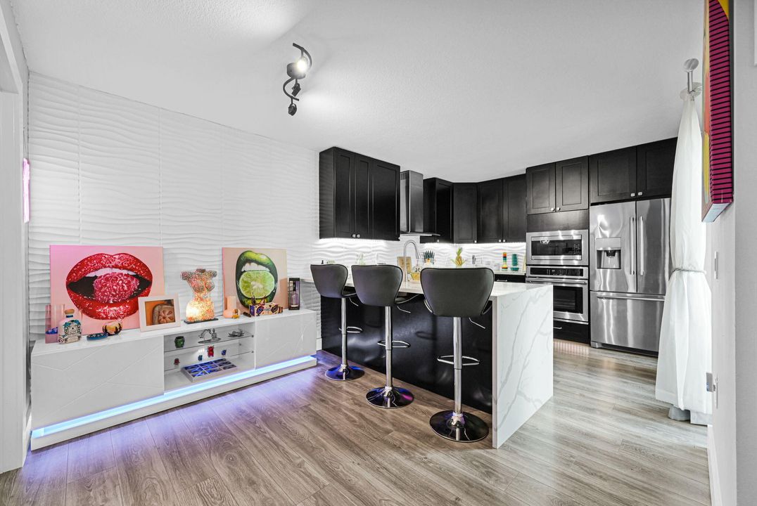 合同活跃: $309,999 (2 贝兹, 2 浴室, 1236 平方英尺)