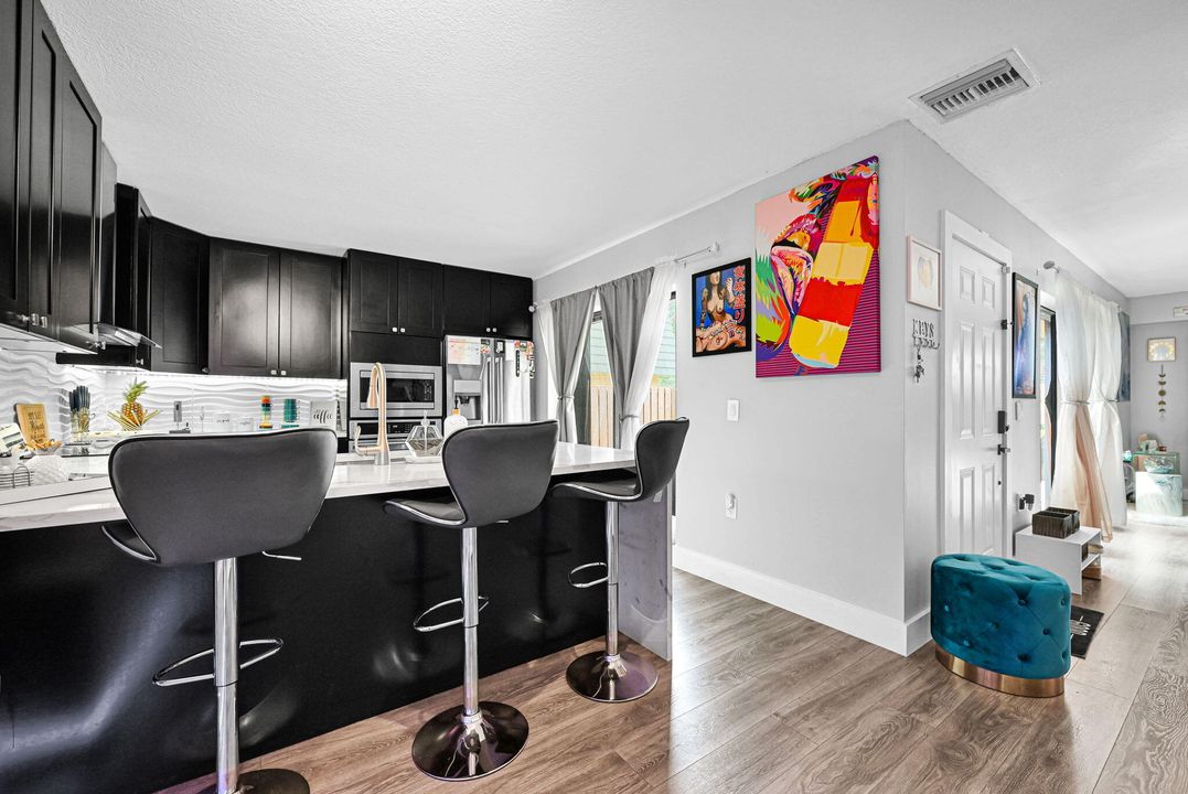 合同活跃: $309,999 (2 贝兹, 2 浴室, 1236 平方英尺)