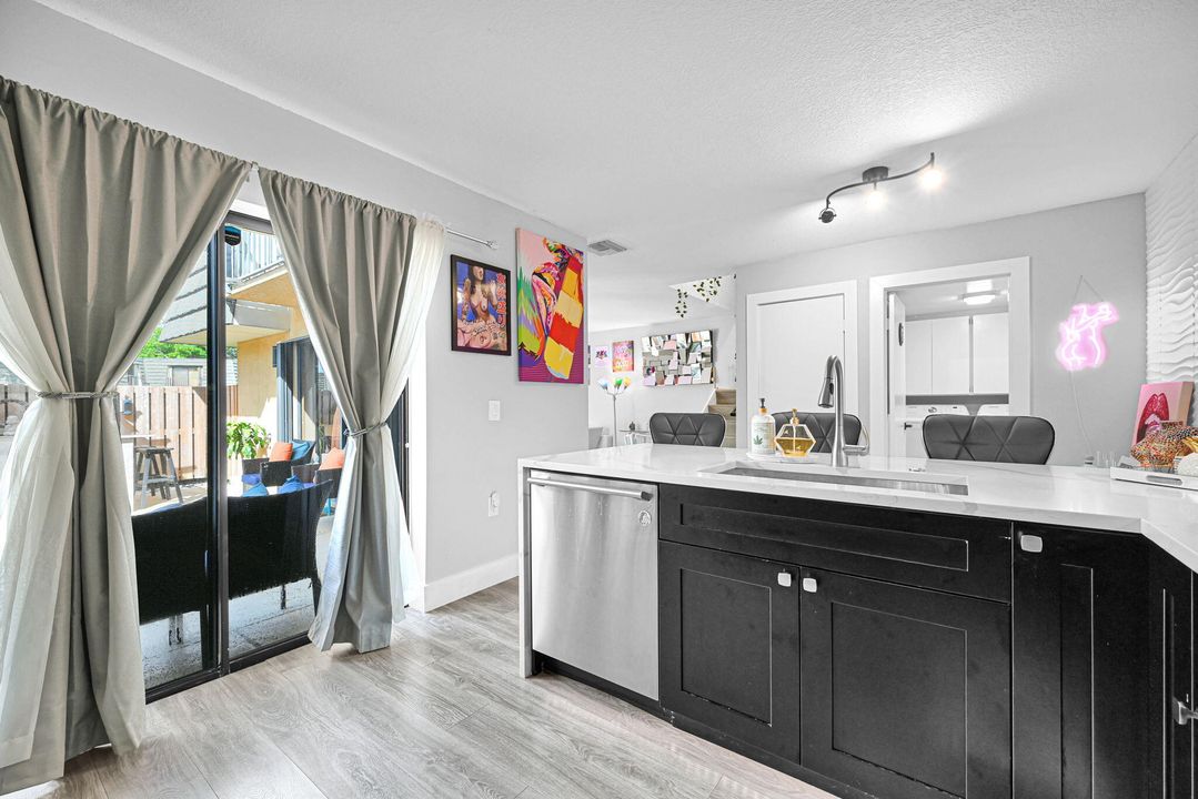 合同活跃: $309,999 (2 贝兹, 2 浴室, 1236 平方英尺)