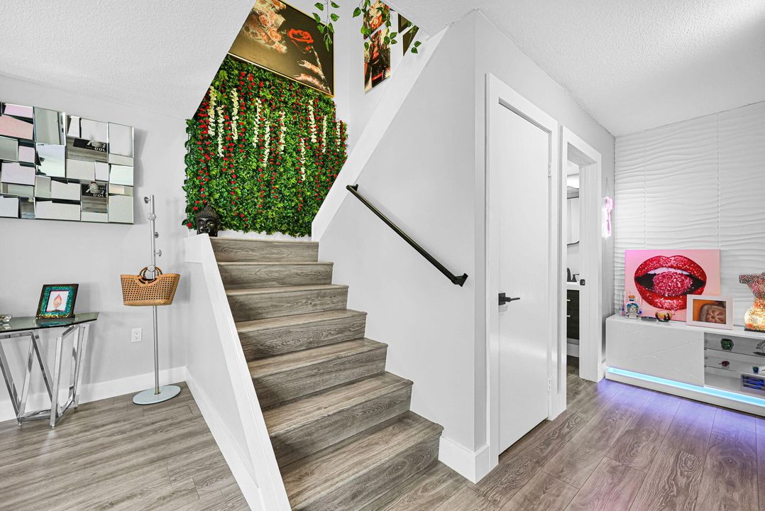 合同活跃: $309,999 (2 贝兹, 2 浴室, 1236 平方英尺)