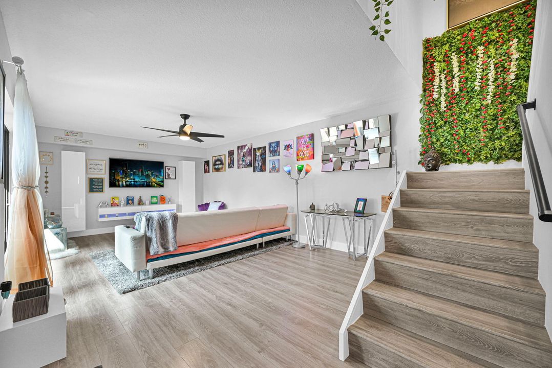 合同活跃: $309,999 (2 贝兹, 2 浴室, 1236 平方英尺)