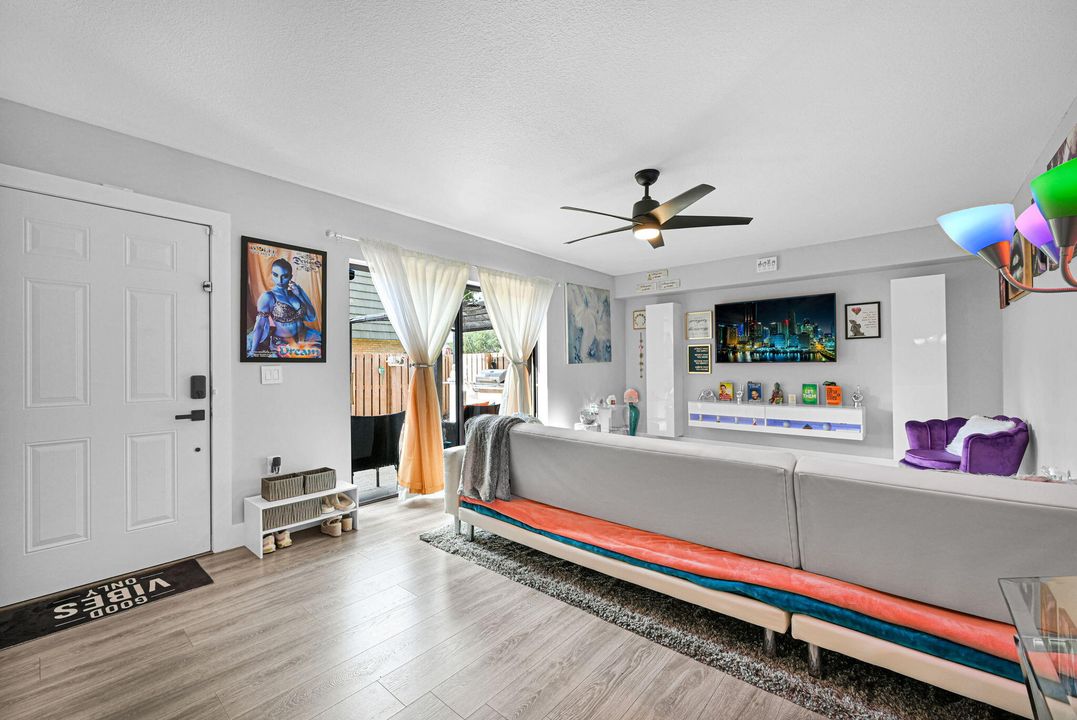 合同活跃: $309,999 (2 贝兹, 2 浴室, 1236 平方英尺)