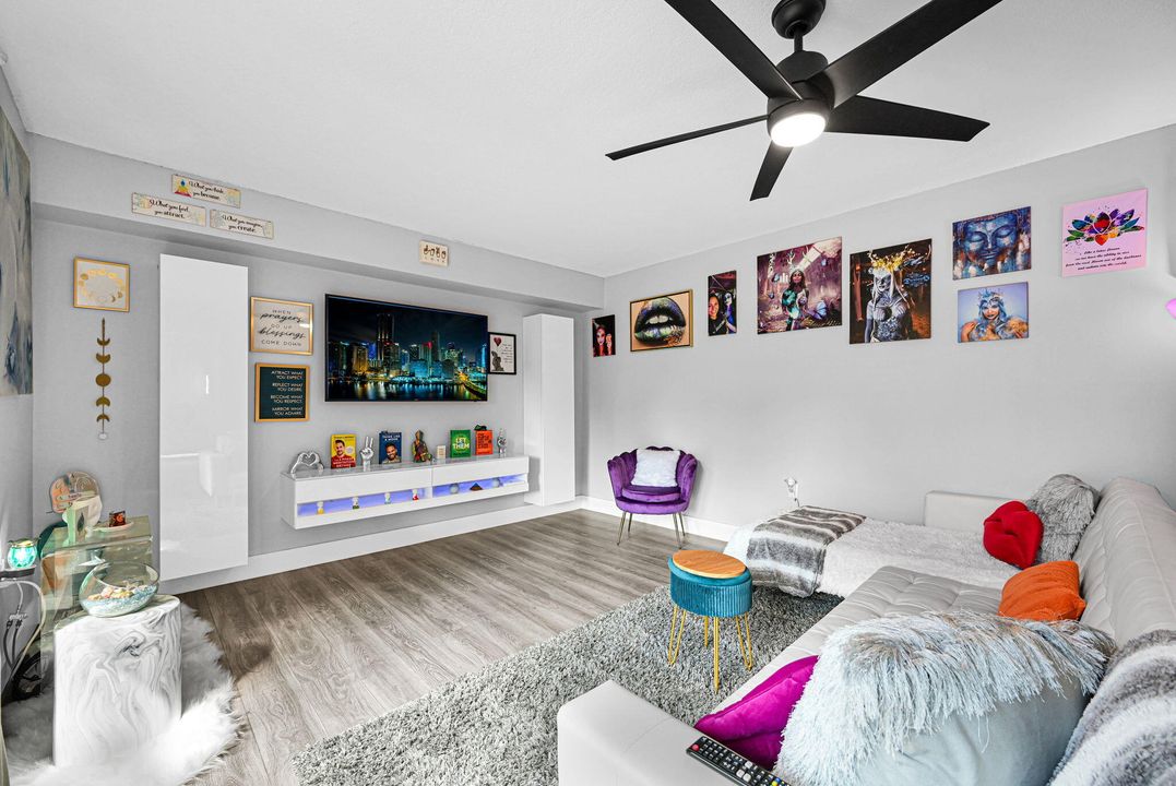 合同活跃: $309,999 (2 贝兹, 2 浴室, 1236 平方英尺)