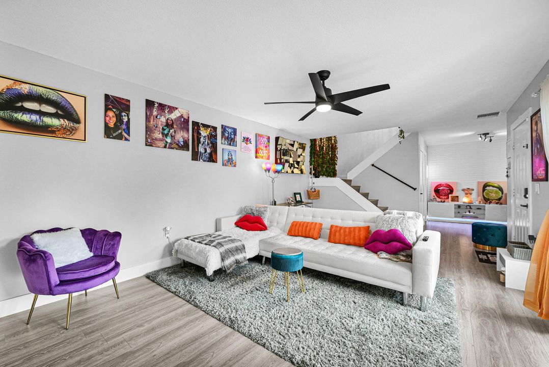 合同活跃: $309,999 (2 贝兹, 2 浴室, 1236 平方英尺)