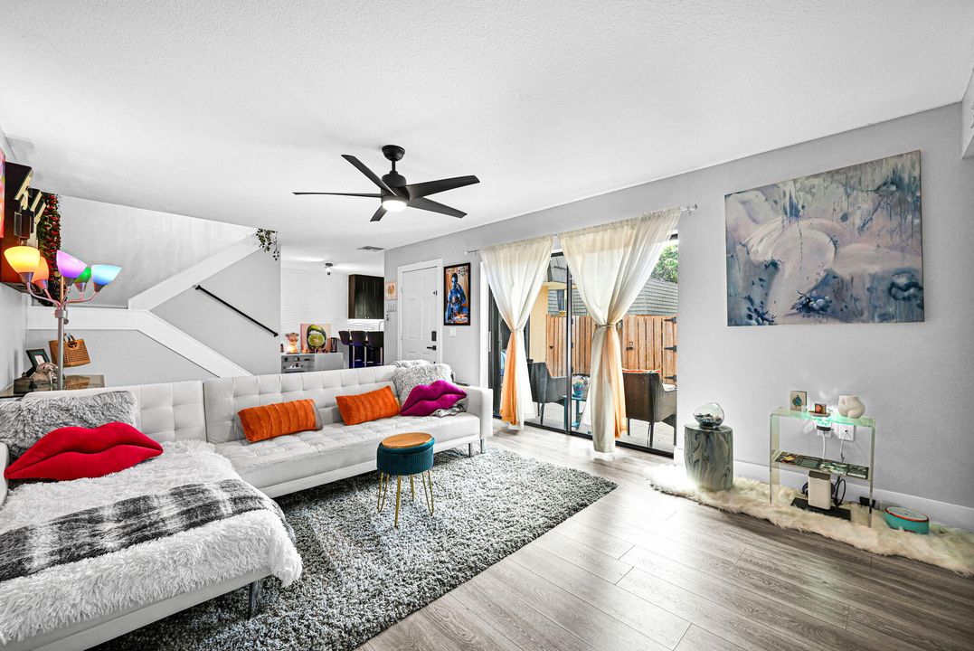 合同活跃: $309,999 (2 贝兹, 2 浴室, 1236 平方英尺)