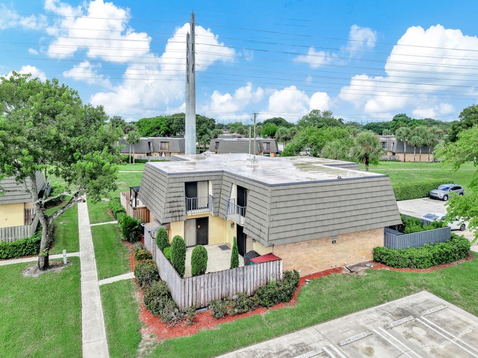 合同活跃: $309,999 (2 贝兹, 2 浴室, 1236 平方英尺)