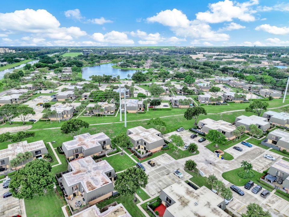 合同活跃: $309,999 (2 贝兹, 2 浴室, 1236 平方英尺)