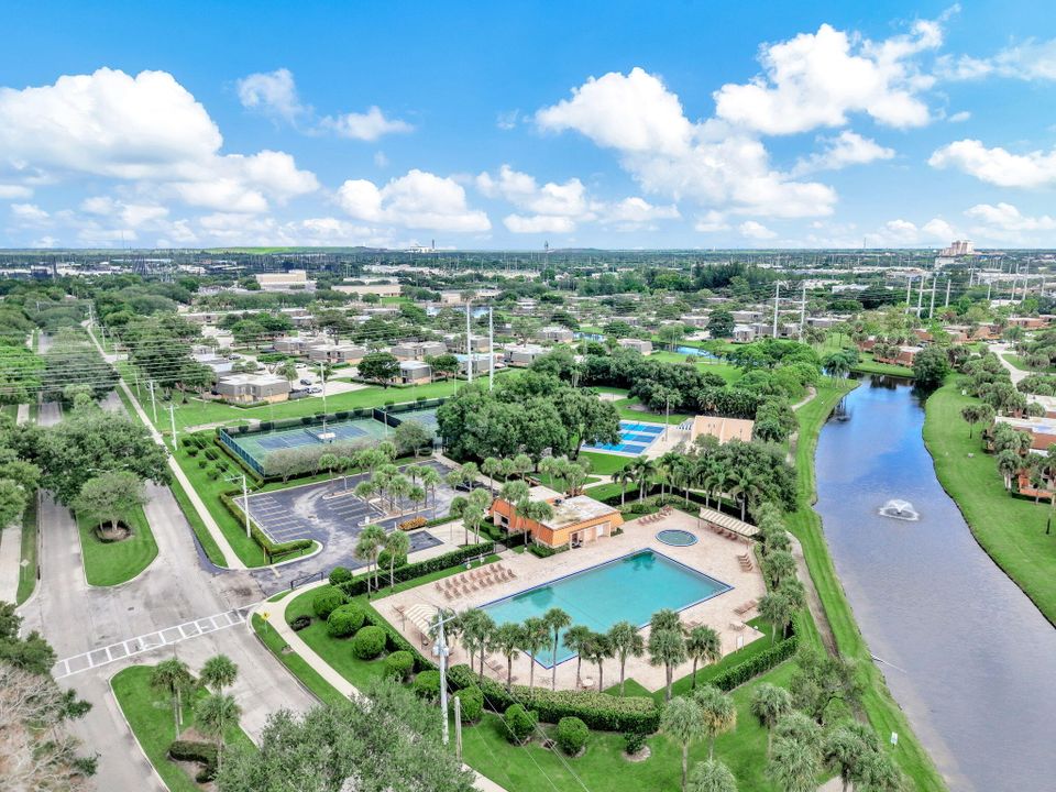 合同活跃: $309,999 (2 贝兹, 2 浴室, 1236 平方英尺)