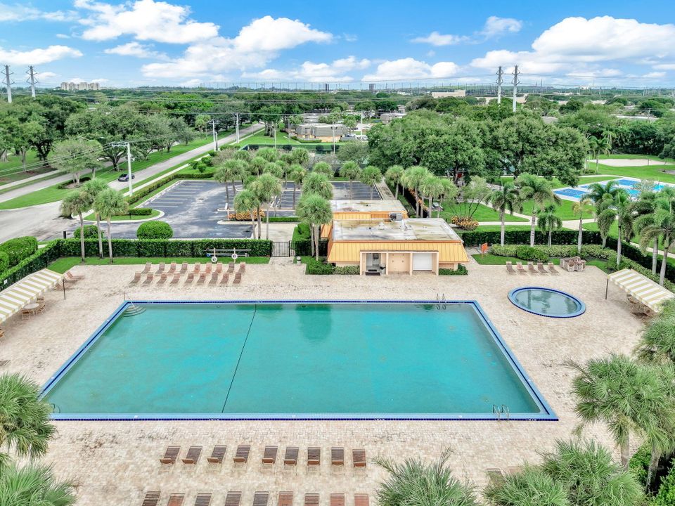 合同活跃: $309,999 (2 贝兹, 2 浴室, 1236 平方英尺)