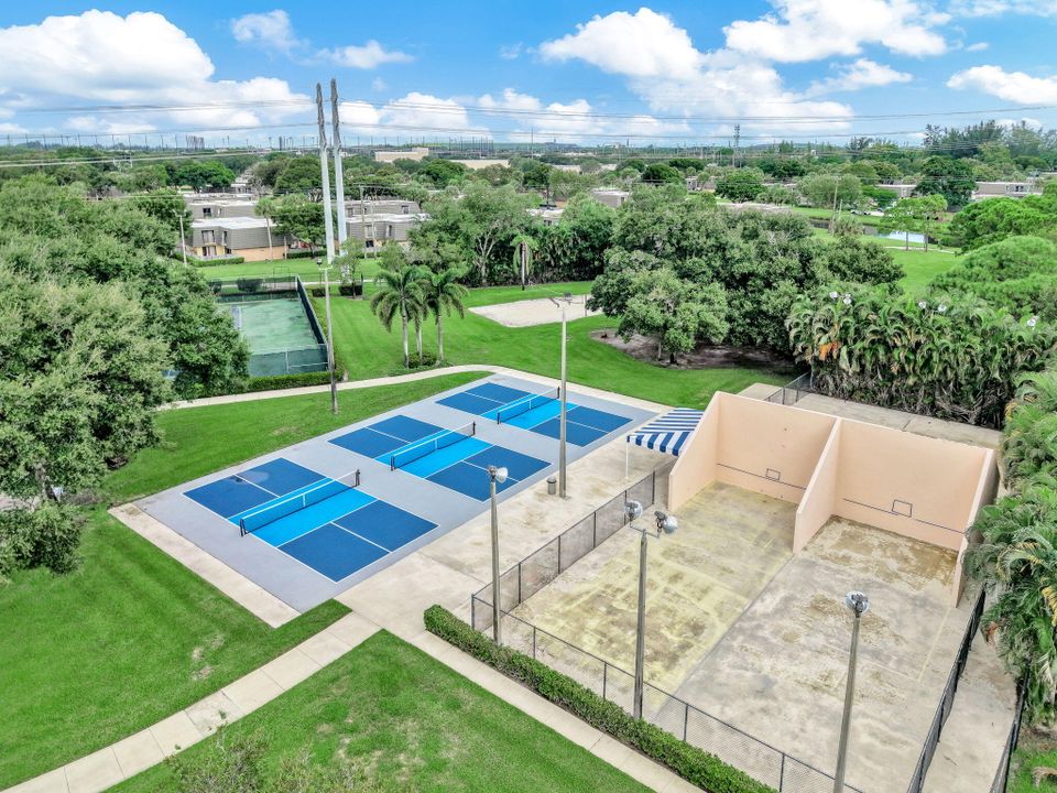 合同活跃: $309,999 (2 贝兹, 2 浴室, 1236 平方英尺)