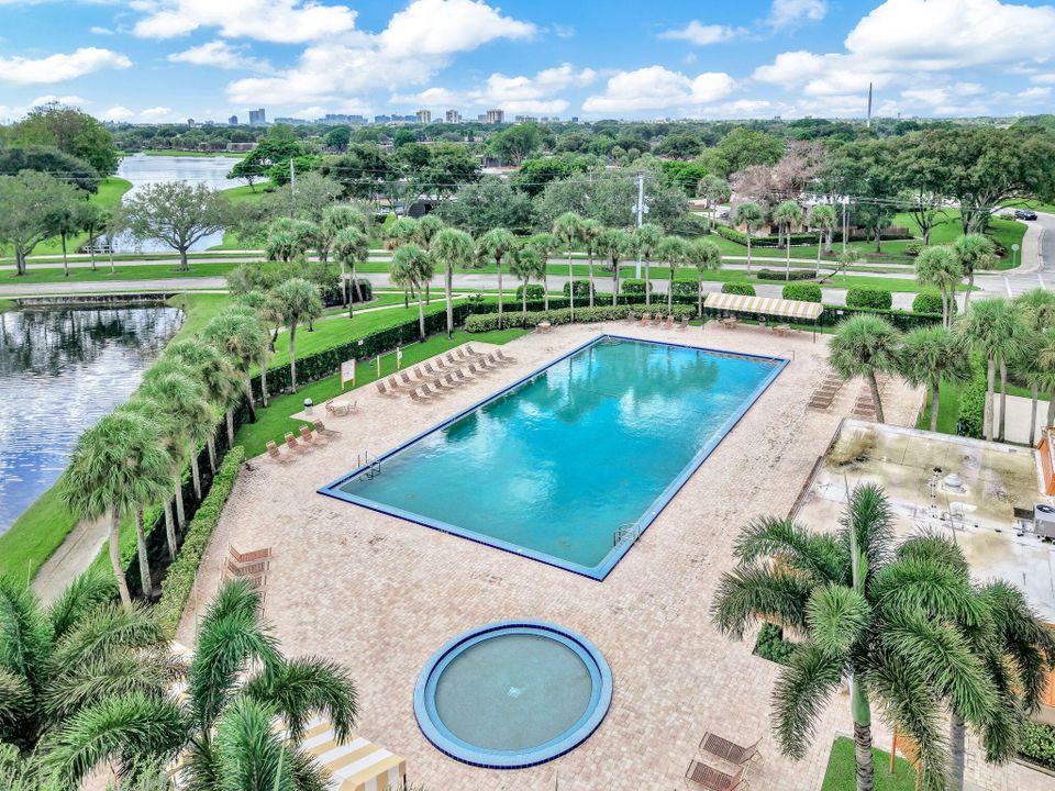 合同活跃: $309,999 (2 贝兹, 2 浴室, 1236 平方英尺)