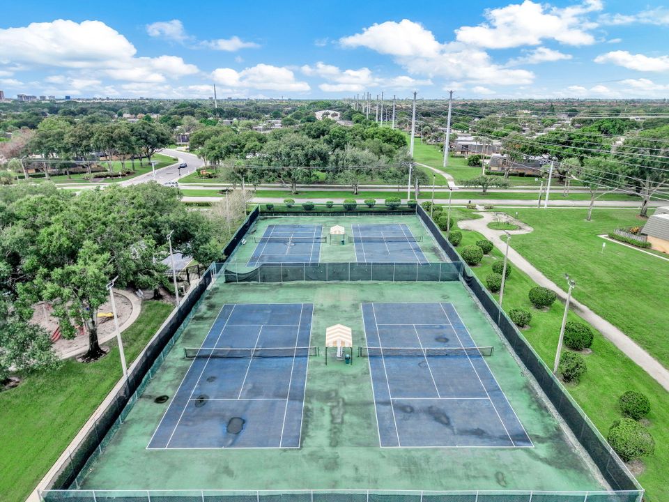 合同活跃: $309,999 (2 贝兹, 2 浴室, 1236 平方英尺)