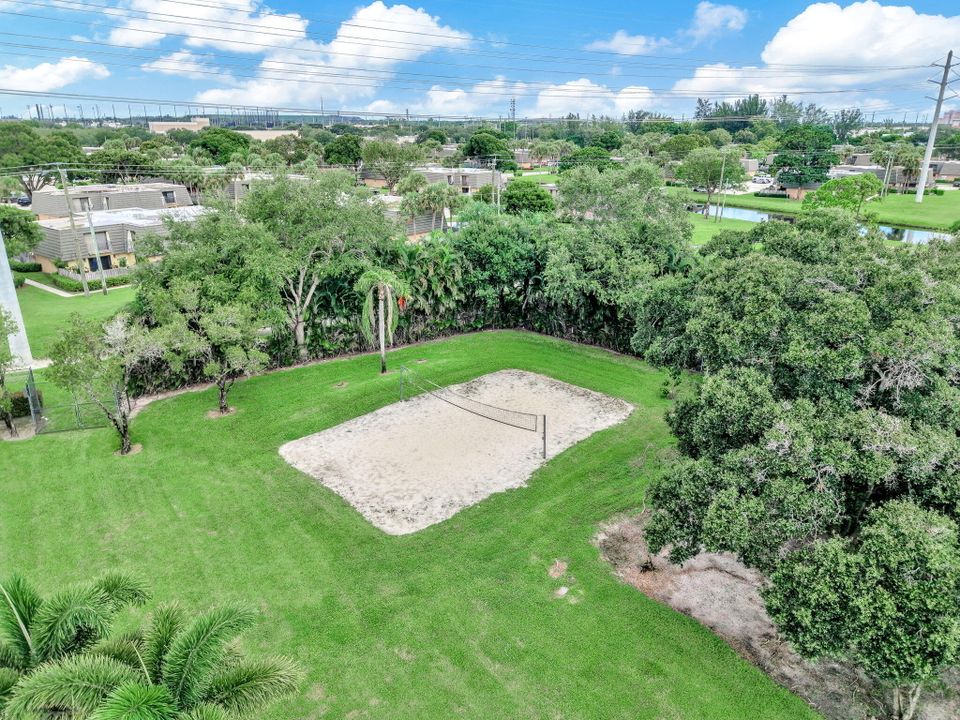 合同活跃: $309,999 (2 贝兹, 2 浴室, 1236 平方英尺)