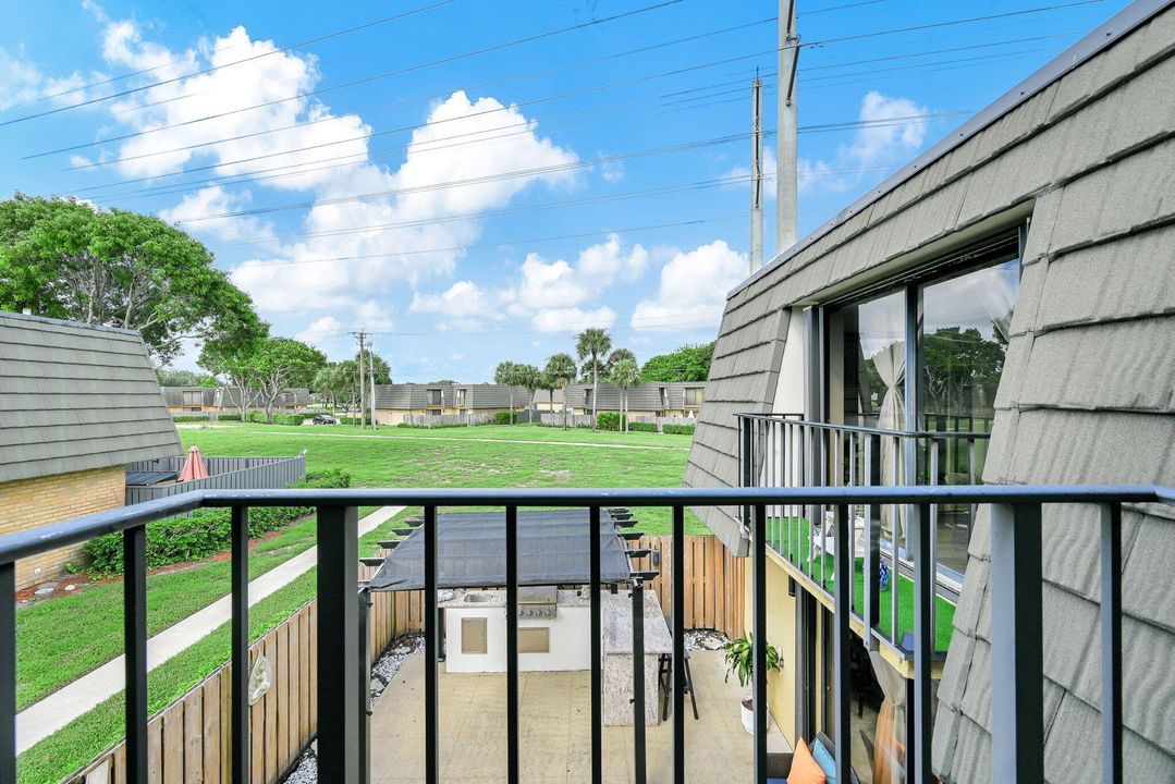 合同活跃: $309,999 (2 贝兹, 2 浴室, 1236 平方英尺)