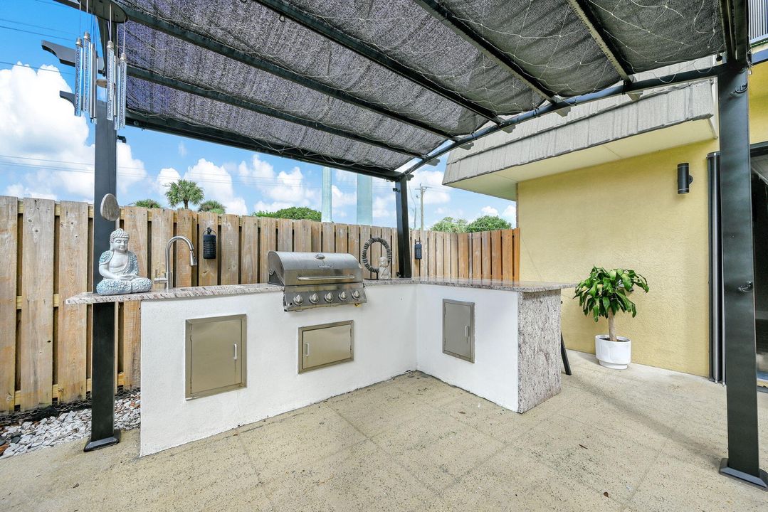 合同活跃: $309,999 (2 贝兹, 2 浴室, 1236 平方英尺)