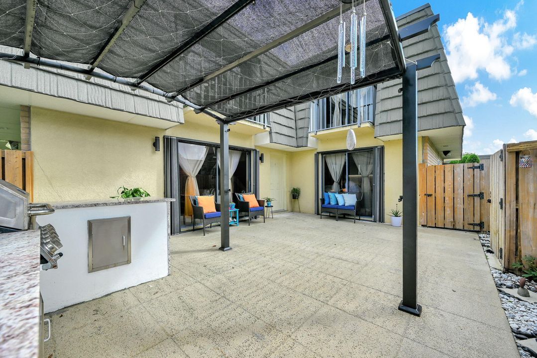 合同活跃: $309,999 (2 贝兹, 2 浴室, 1236 平方英尺)