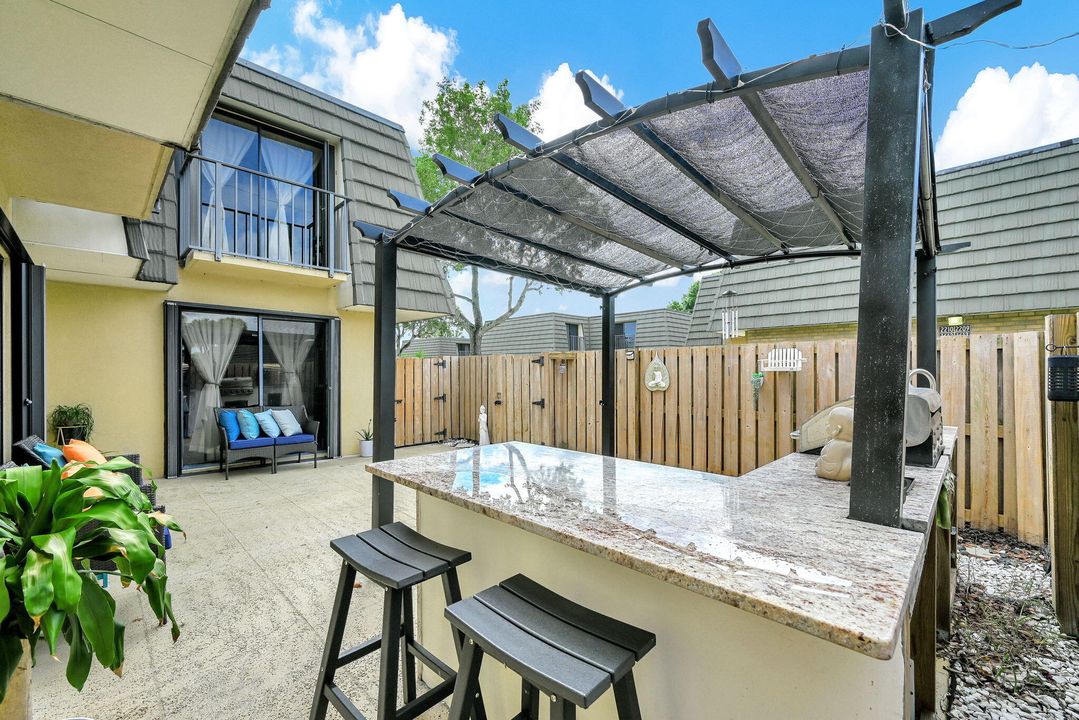 合同活跃: $309,999 (2 贝兹, 2 浴室, 1236 平方英尺)