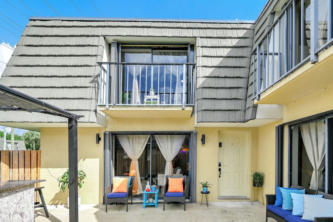 合同活跃: $309,999 (2 贝兹, 2 浴室, 1236 平方英尺)