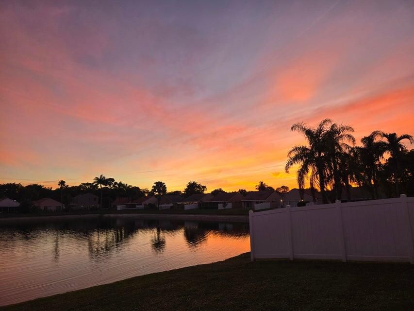 Под контрактом: $499,000 (3 спален, 2 ванн, 1700 Квадратных фут)