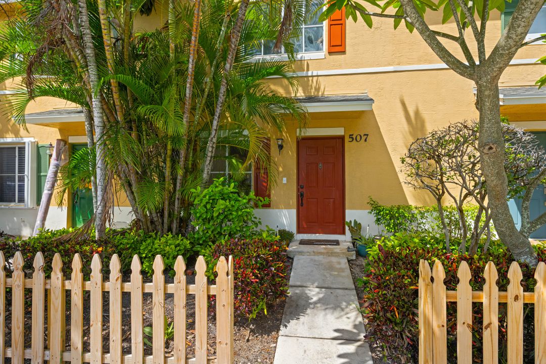 Active With Contract: $299,900 (2 beds, 2 baths, 1296 Square Feet)