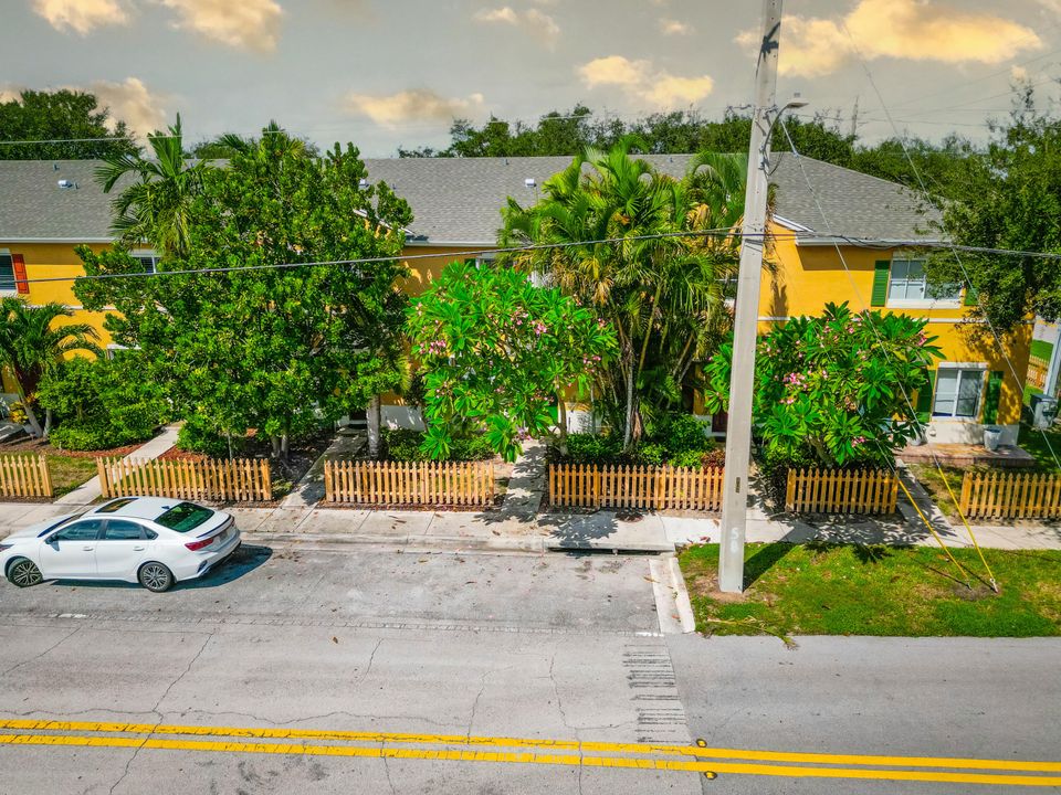 Active With Contract: $299,900 (2 beds, 2 baths, 1296 Square Feet)