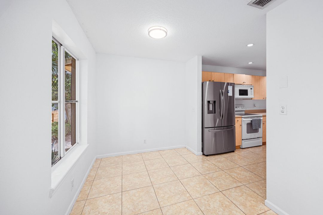 Active With Contract: $299,900 (2 beds, 2 baths, 1296 Square Feet)