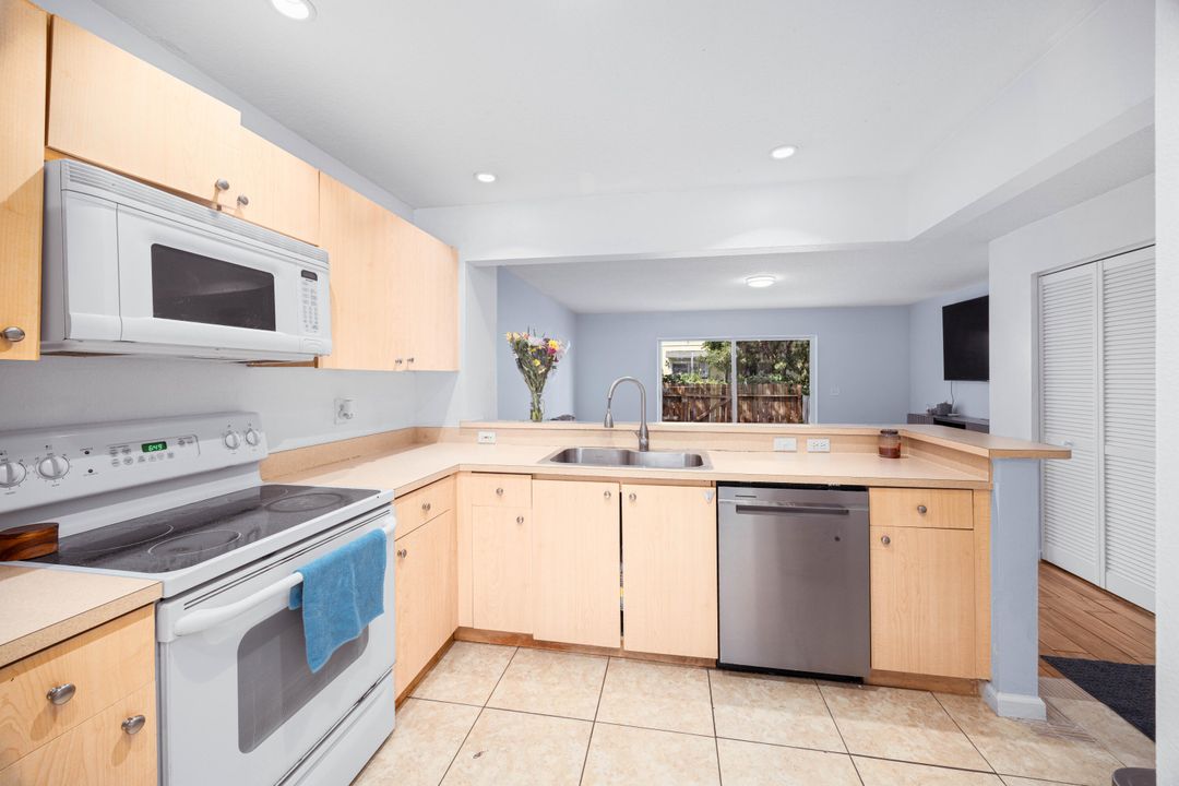 Active With Contract: $299,900 (2 beds, 2 baths, 1296 Square Feet)