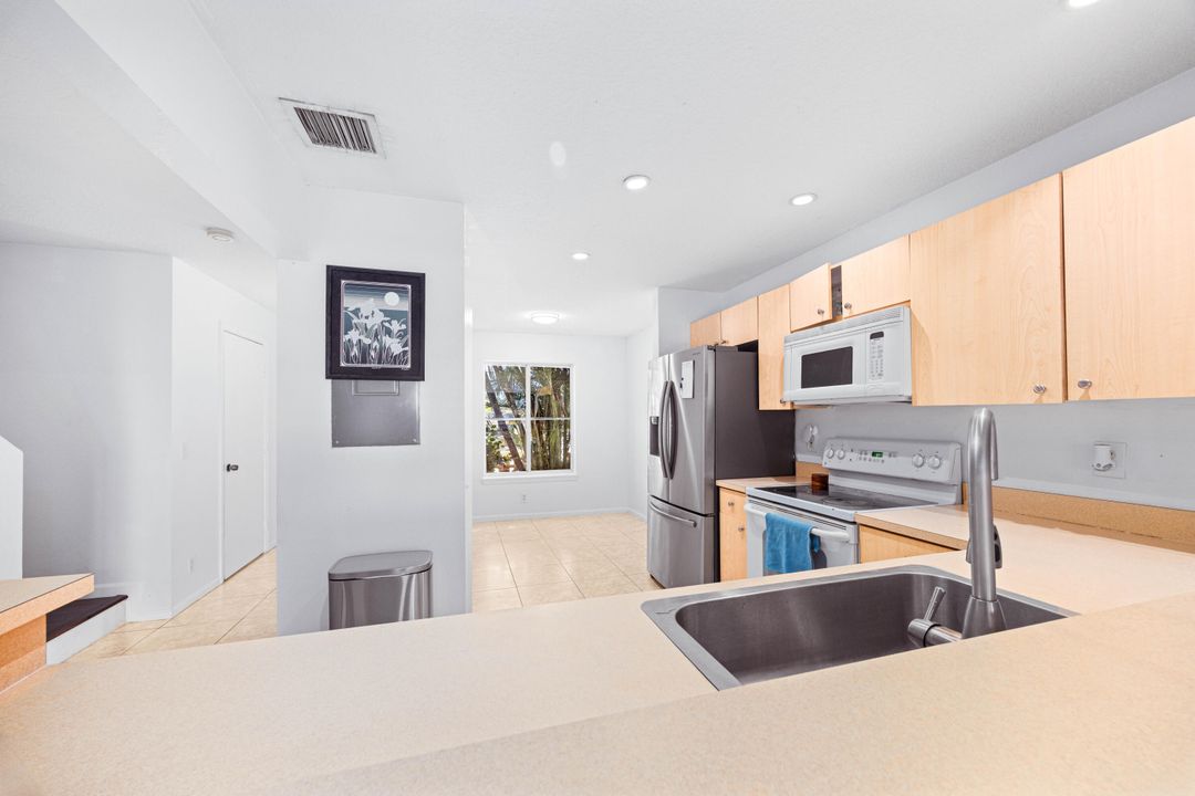 Active With Contract: $299,900 (2 beds, 2 baths, 1296 Square Feet)