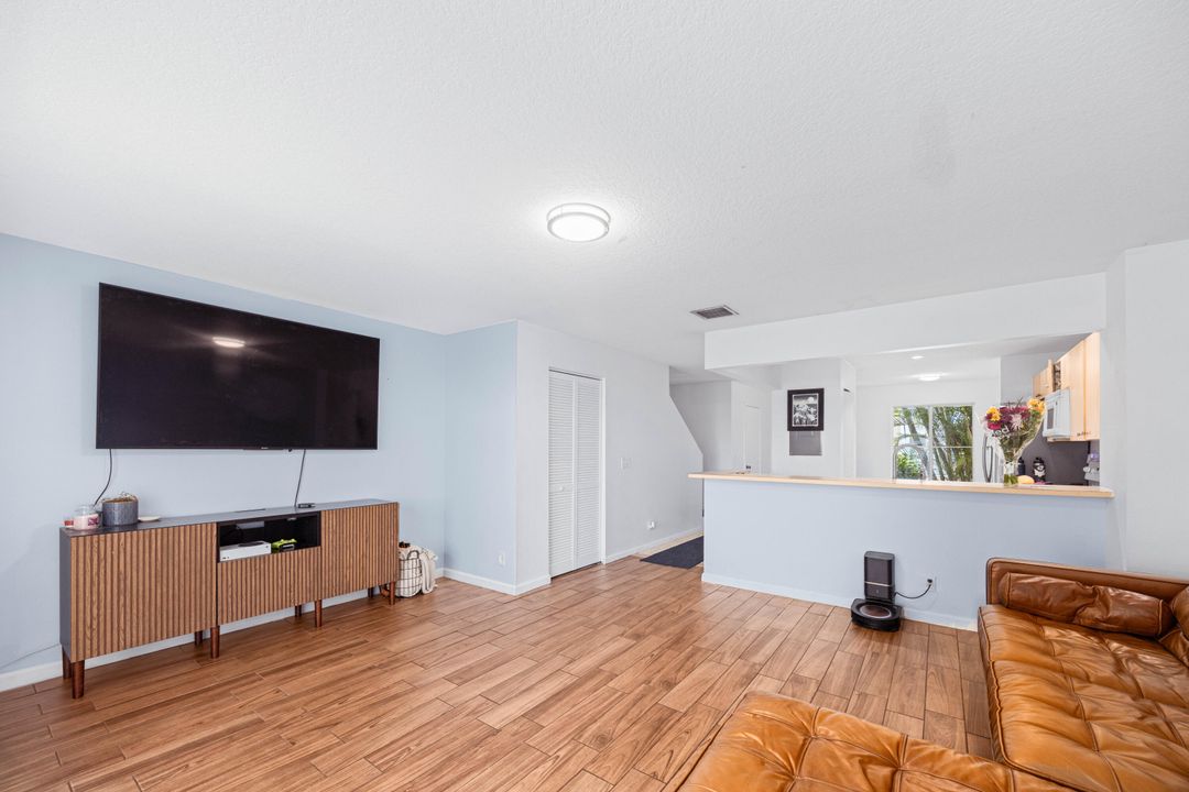 Active With Contract: $299,900 (2 beds, 2 baths, 1296 Square Feet)