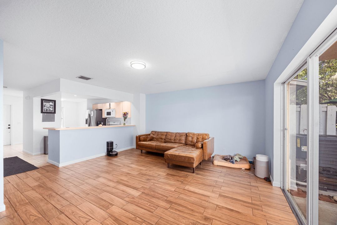 Active With Contract: $299,900 (2 beds, 2 baths, 1296 Square Feet)