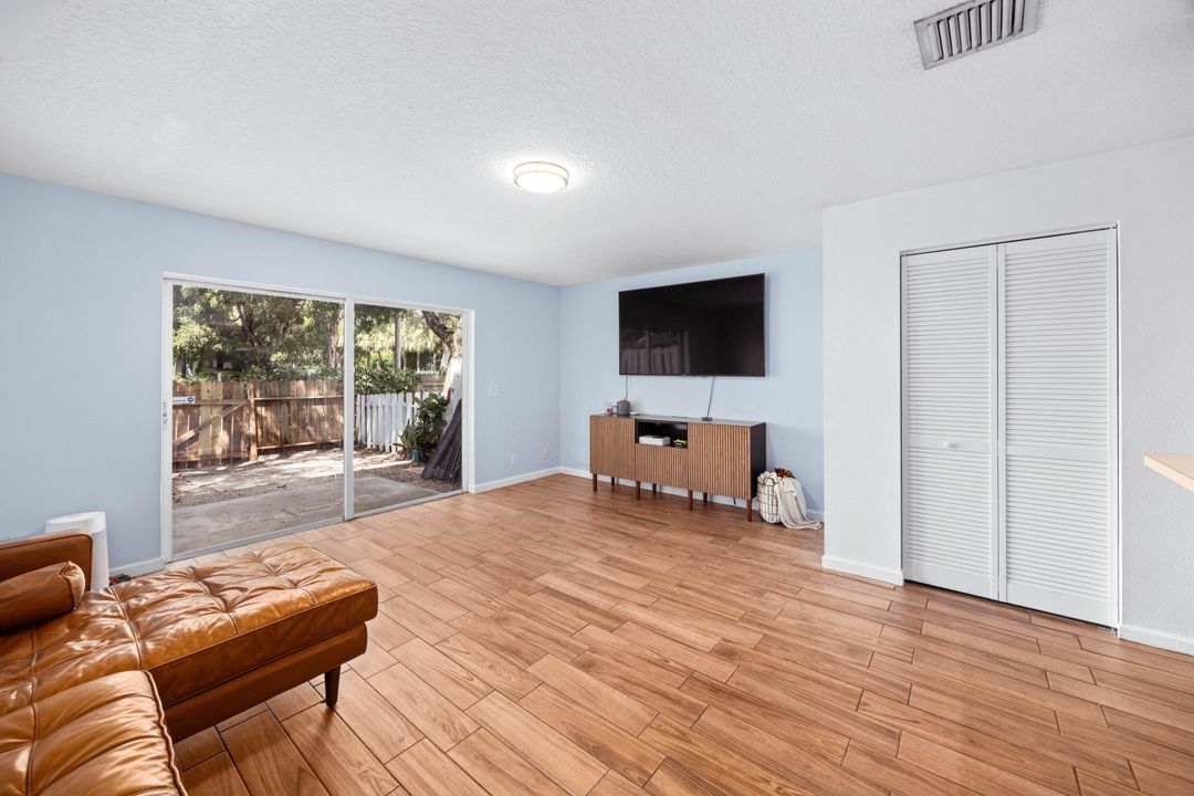 Active With Contract: $299,900 (2 beds, 2 baths, 1296 Square Feet)