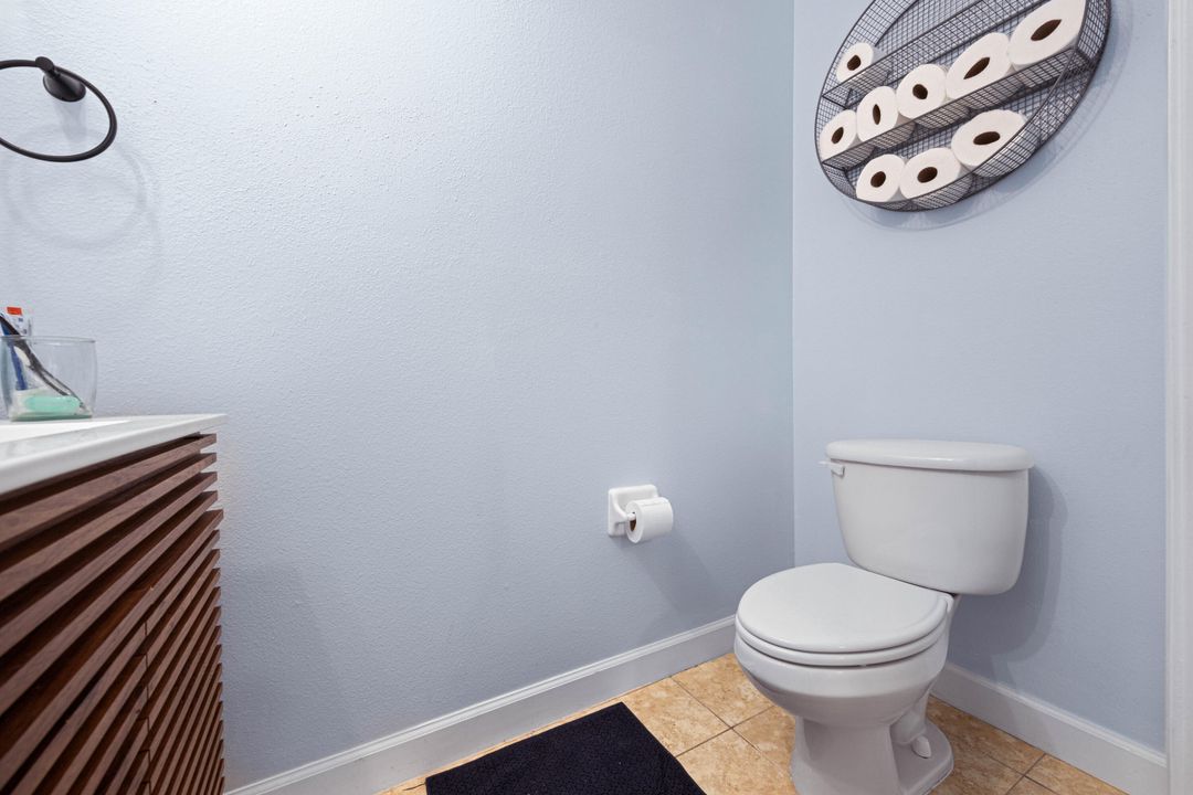 Active With Contract: $299,900 (2 beds, 2 baths, 1296 Square Feet)