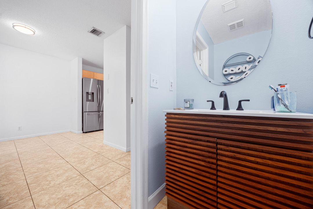 Active With Contract: $299,900 (2 beds, 2 baths, 1296 Square Feet)