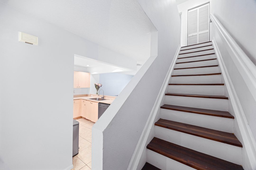 Active With Contract: $299,900 (2 beds, 2 baths, 1296 Square Feet)