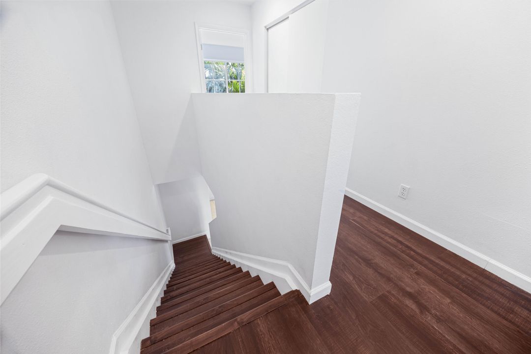 Active With Contract: $299,900 (2 beds, 2 baths, 1296 Square Feet)