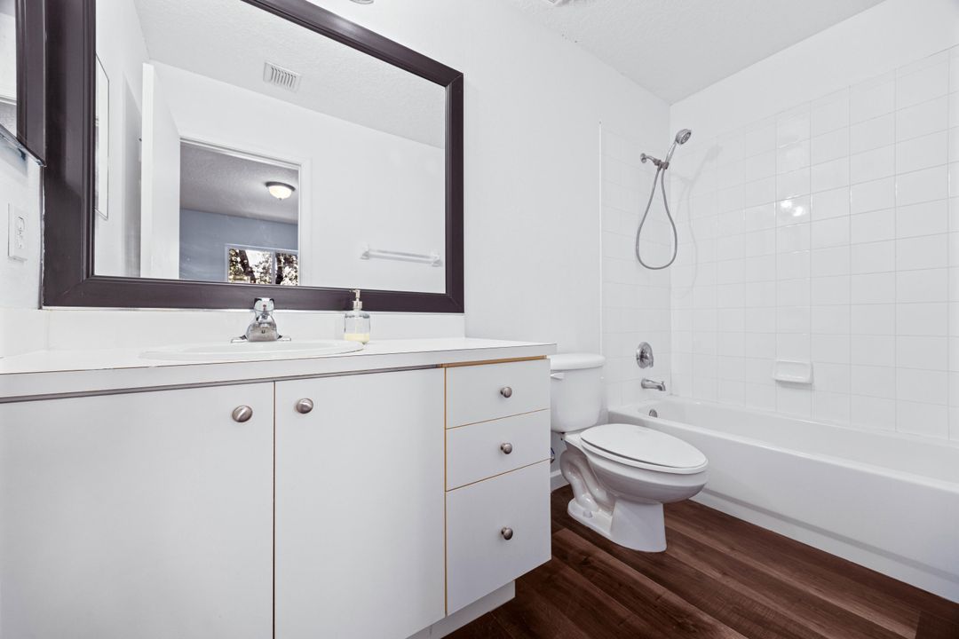 Active With Contract: $299,900 (2 beds, 2 baths, 1296 Square Feet)