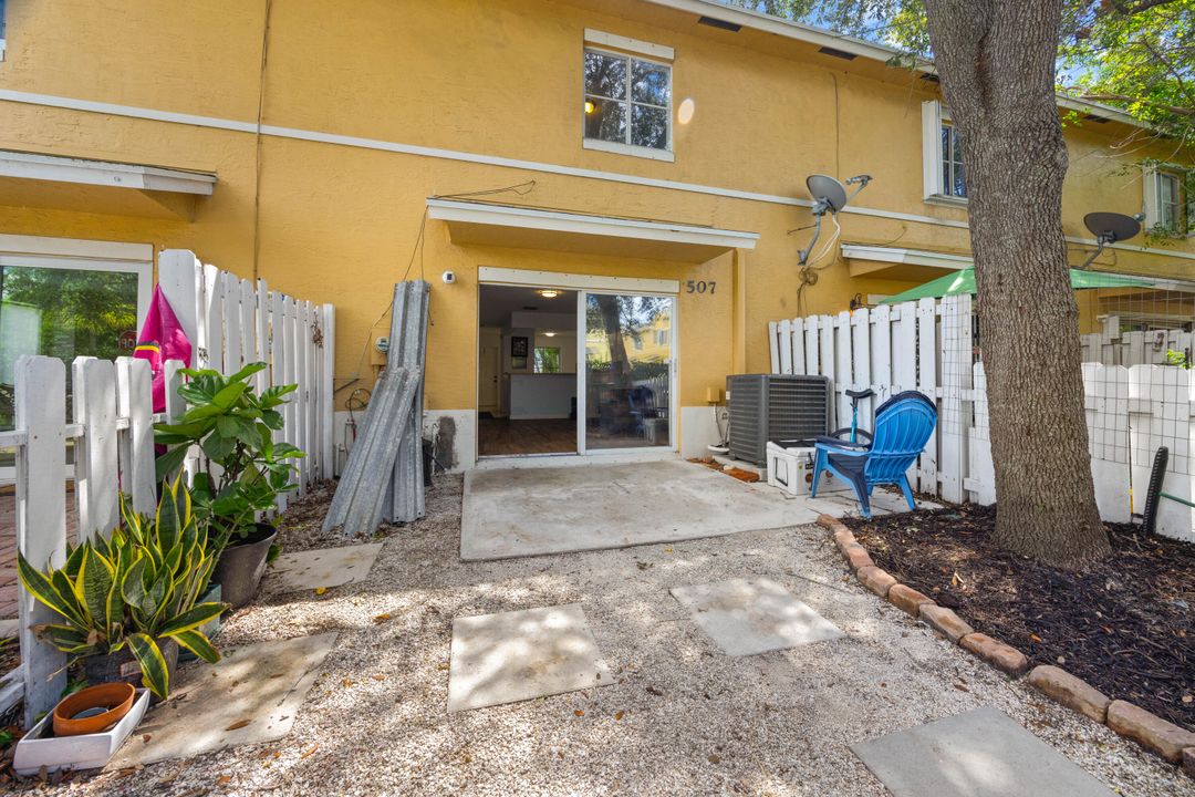 Active With Contract: $299,900 (2 beds, 2 baths, 1296 Square Feet)