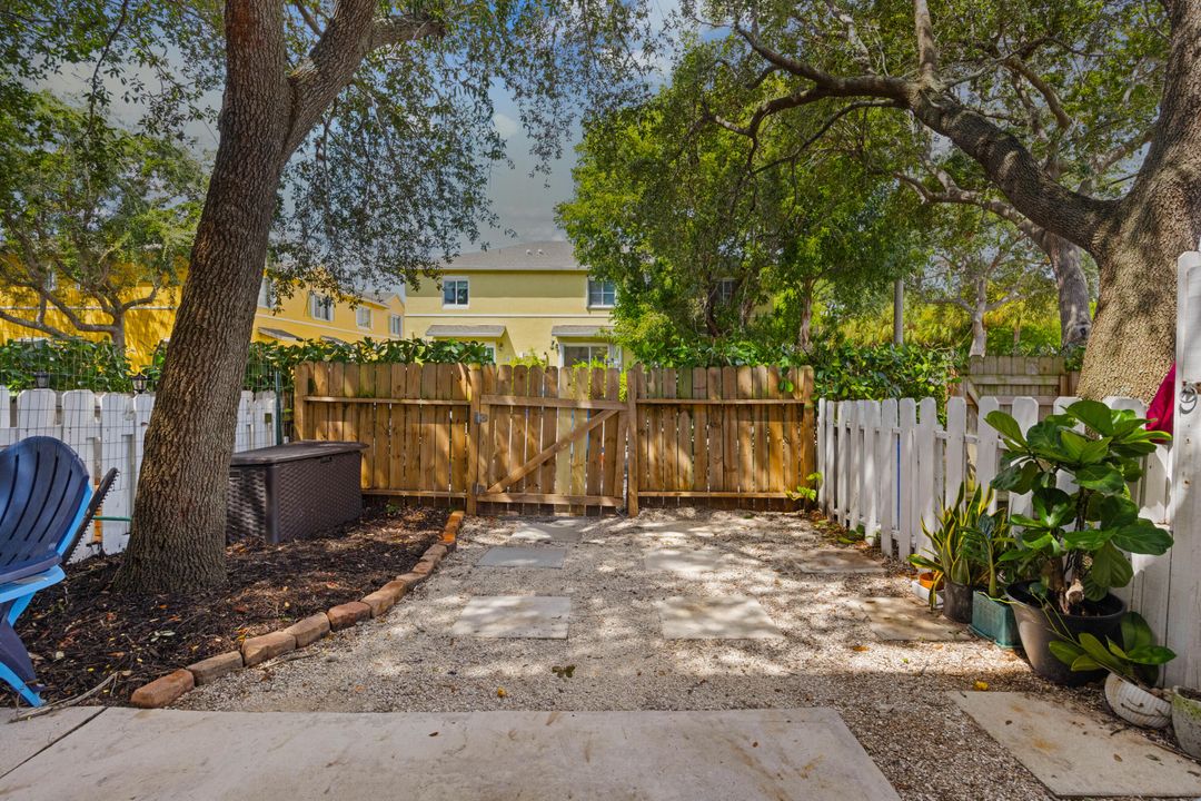 Active With Contract: $299,900 (2 beds, 2 baths, 1296 Square Feet)