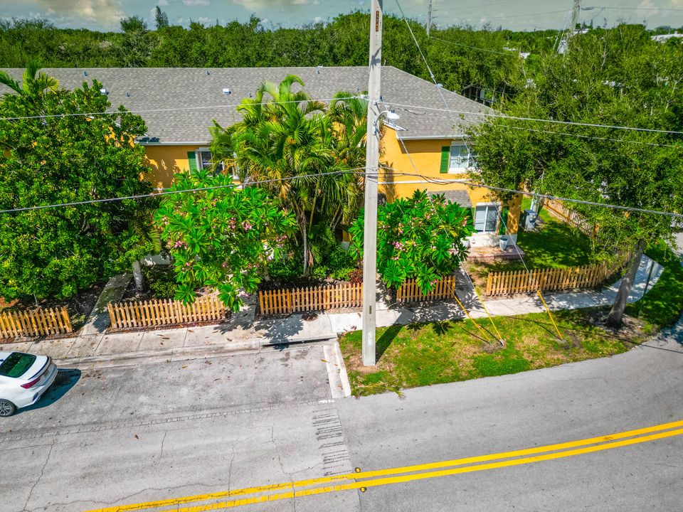 Active With Contract: $299,900 (2 beds, 2 baths, 1296 Square Feet)