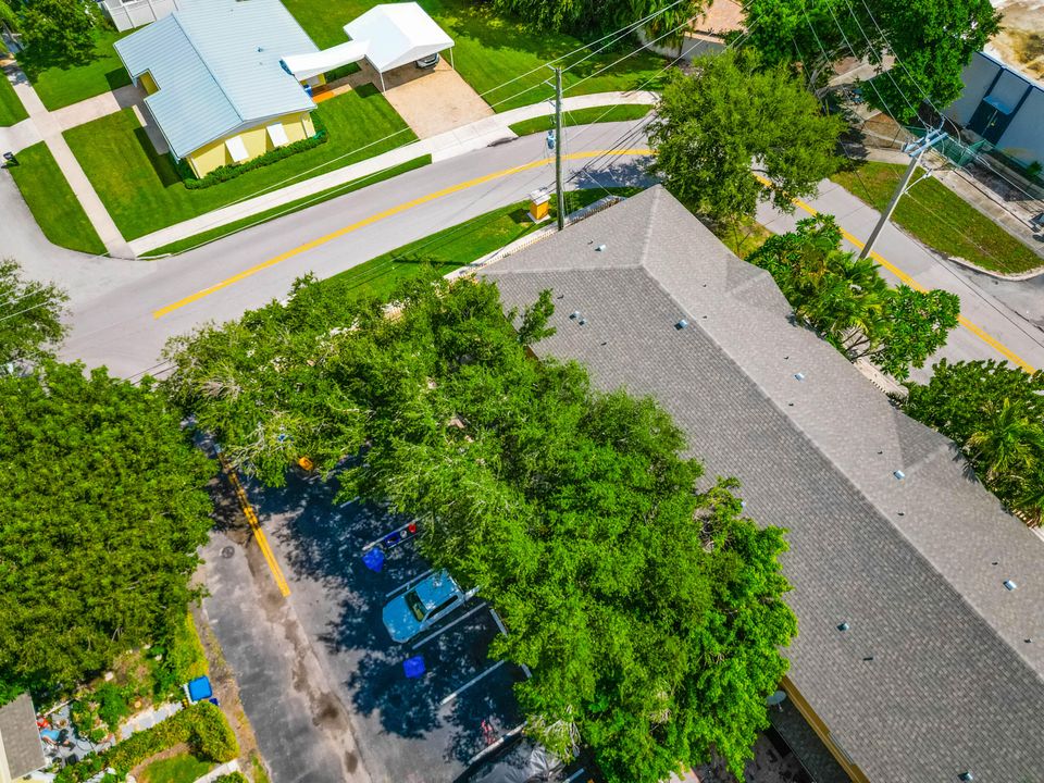 Active With Contract: $299,900 (2 beds, 2 baths, 1296 Square Feet)