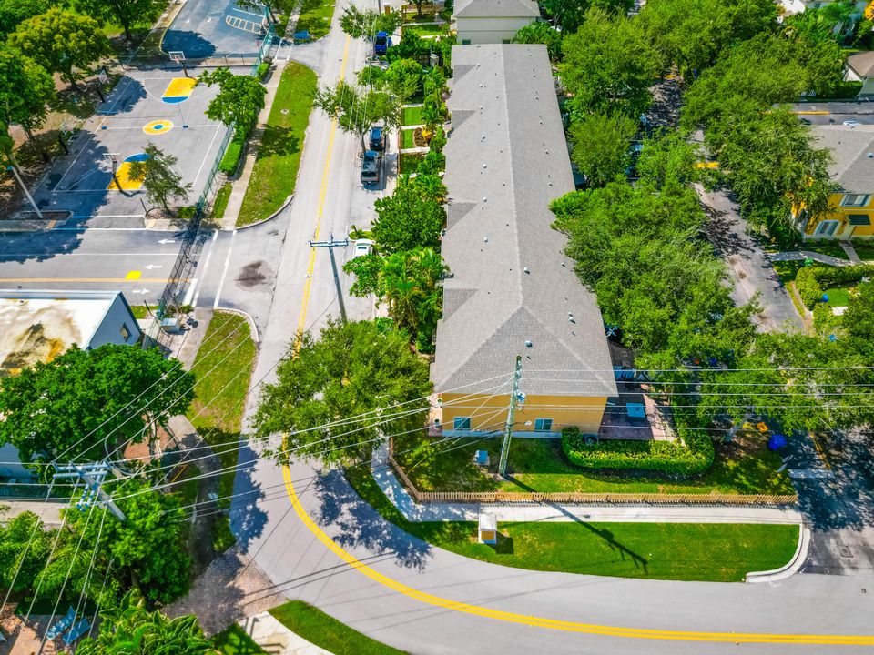 Active With Contract: $299,900 (2 beds, 2 baths, 1296 Square Feet)