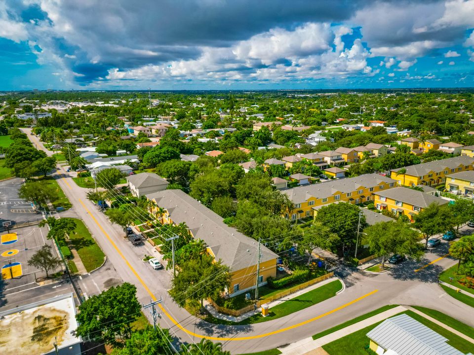 Active With Contract: $299,900 (2 beds, 2 baths, 1296 Square Feet)