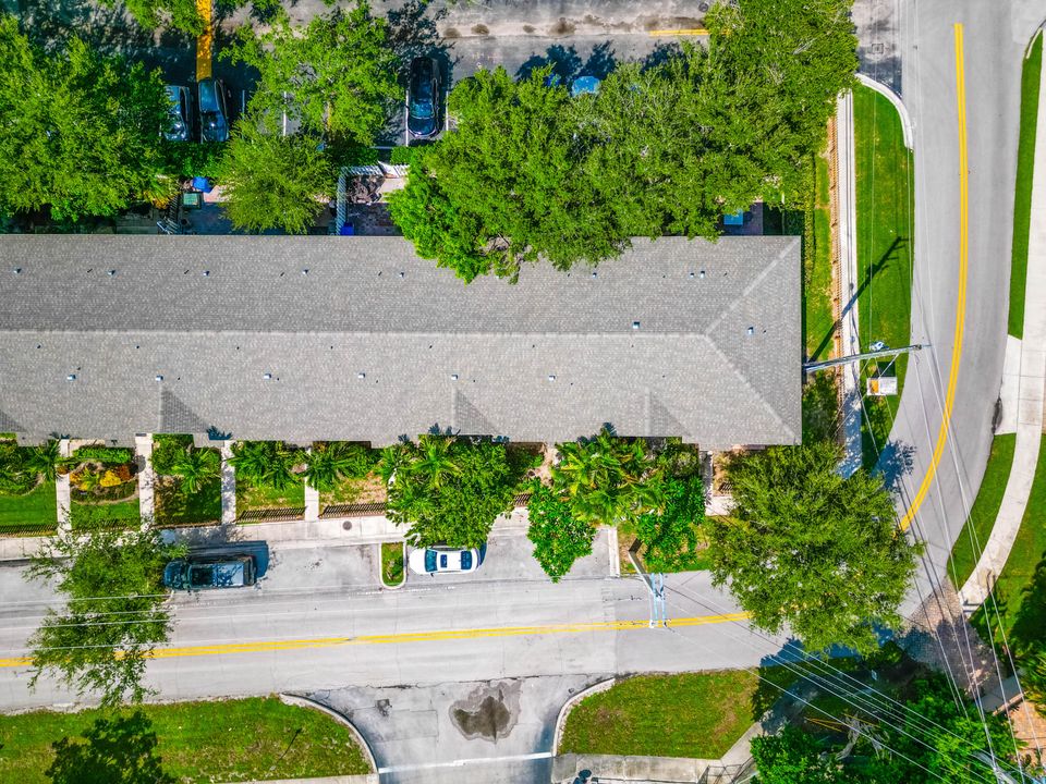 Active With Contract: $299,900 (2 beds, 2 baths, 1296 Square Feet)