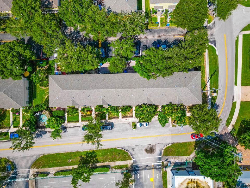 Active With Contract: $299,900 (2 beds, 2 baths, 1296 Square Feet)