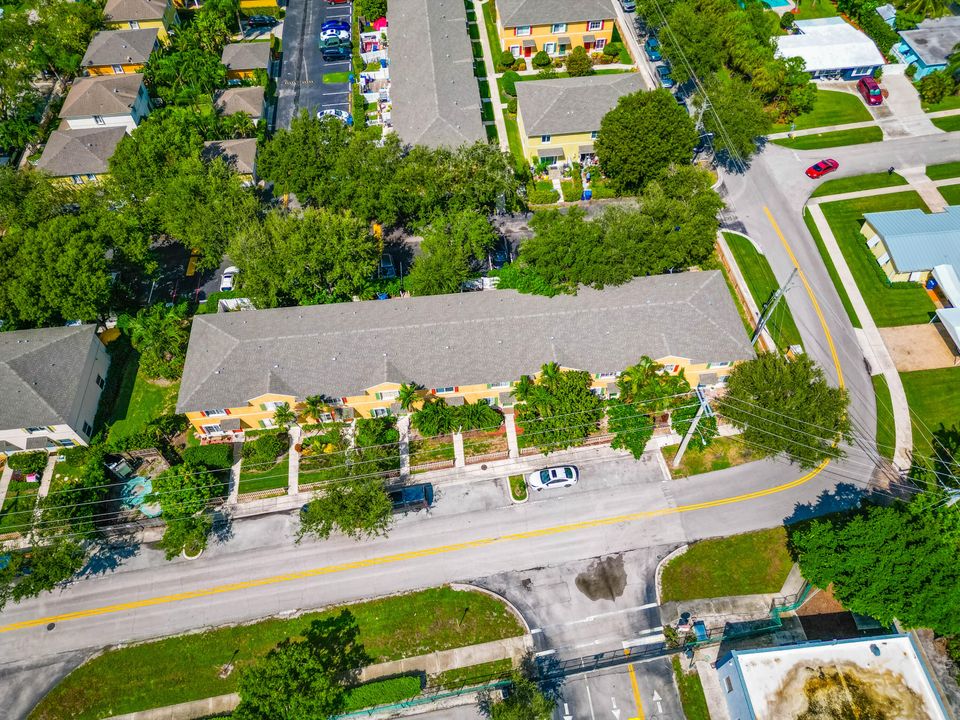 Active With Contract: $299,900 (2 beds, 2 baths, 1296 Square Feet)