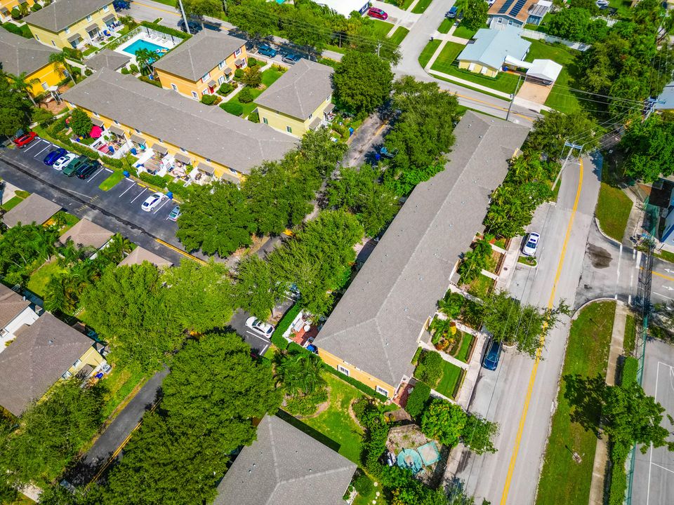 Active With Contract: $299,900 (2 beds, 2 baths, 1296 Square Feet)