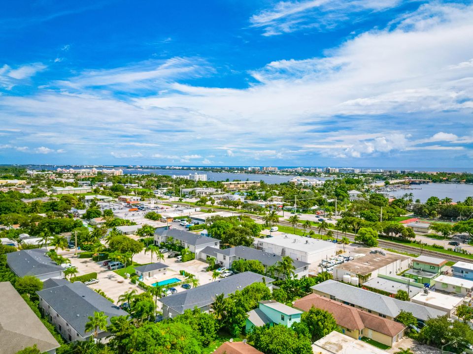 Active With Contract: $299,900 (2 beds, 2 baths, 1296 Square Feet)