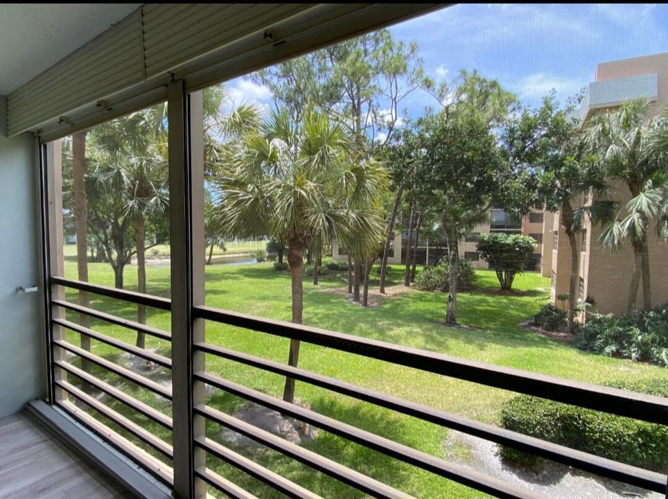 Active With Contract: $1,550 (2 beds, 2 baths, 1020 Square Feet)