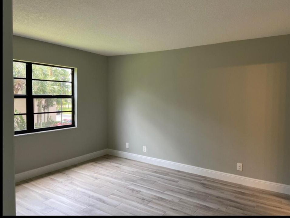 Active With Contract: $1,550 (2 beds, 2 baths, 1020 Square Feet)